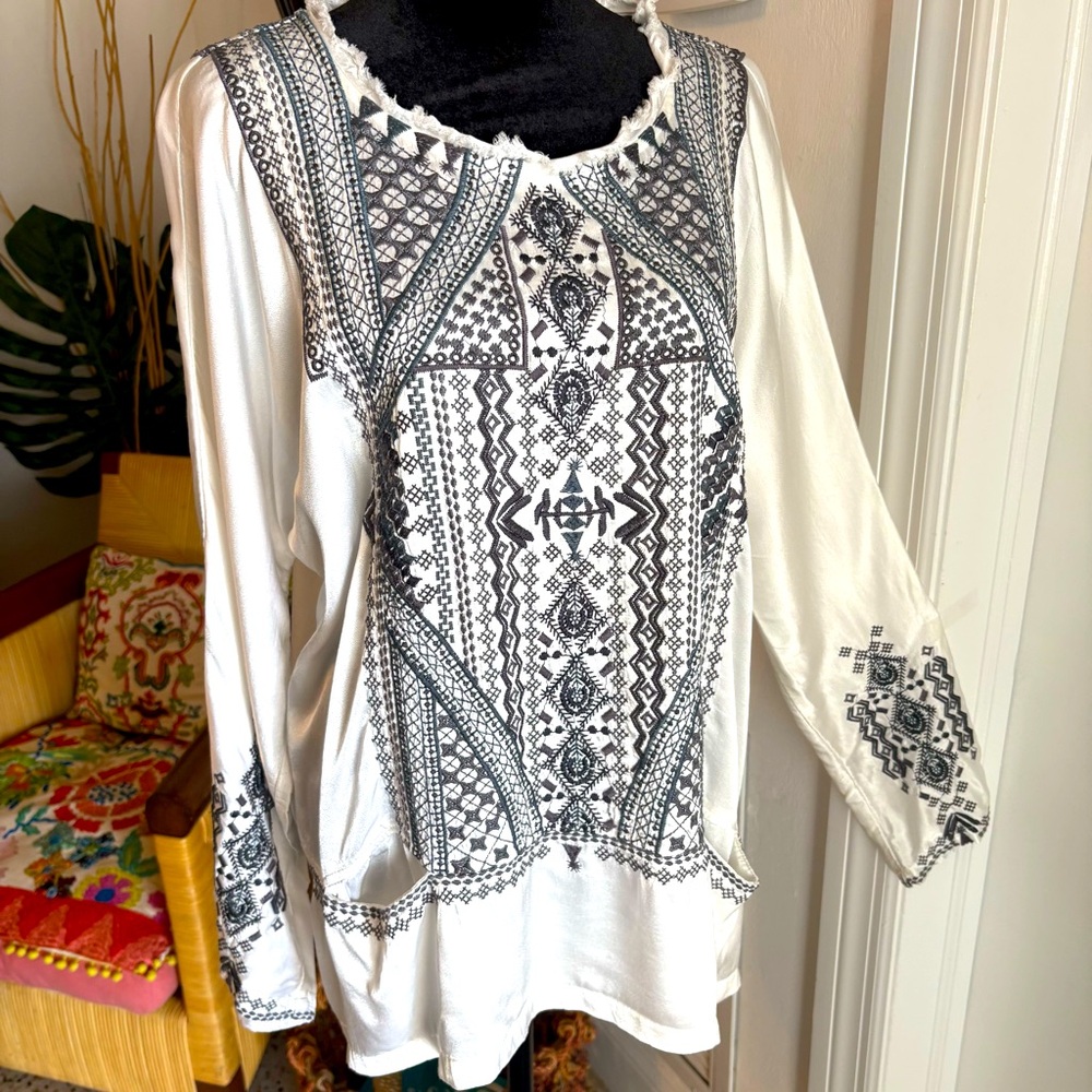 Johnny Was BIYA Embroidered White Satin Long Sleeve Tunic Blouse! Excellent. Md
